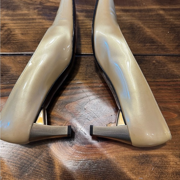 STUART WEITZMAN~pearly gold patent leather~MID-HEEL SHINY GOLD PUMP SHOES 7.5N - Picture 3 of 11